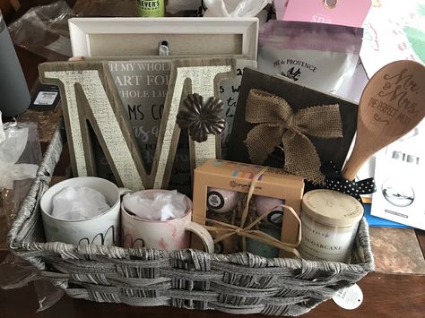 Engagement Basket Ideas Couple, Engagement Basket Ideas, Engagement Party Gift Ideas, Engagement Gift Basket, Engagement Basket, Engagement Gift Baskets, Decorated Gift Bags, Engagement Party Gifts, Family Engagement