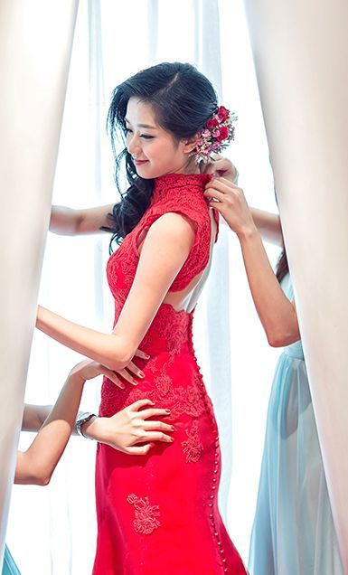 Cheongsam Hairstyle, Sangjit Hairdo, Sangjit Dress, Vietnamese Wedding Dress, Side Hairstyle, Wedding Chinese, Chinese Gown, Authentic Dress, Traditional Asian Clothing