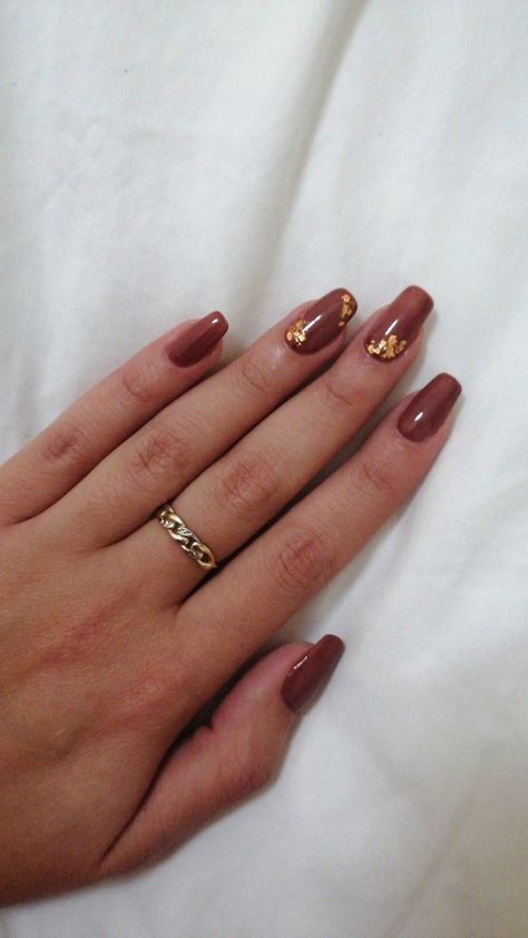 Brown With Gold Flakes Nails, Brown And Gold Foil Nails, Brown Nails With Gold Flakes, Nails Feuille D’or, Nail Art Feuille D'or, Nails With Flakes, Coffin Gel Nails, Copper Nails Designs, Gold Foil Nails