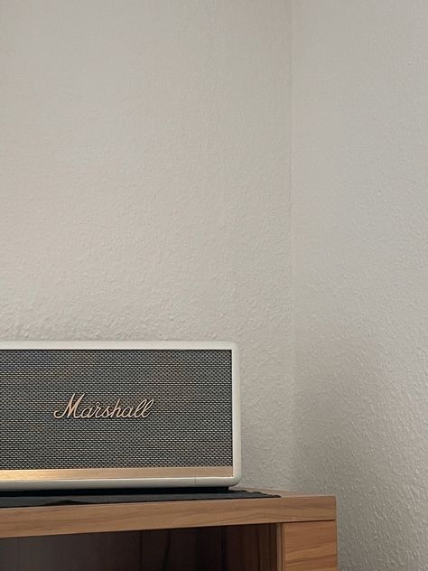 White Marshall Speaker, Marshall Speaker Aesthetic, Aesthetic Collection, Photographs Ideas, Music Aesthetic, Cute Couple Images, Couple Images, Marshall Speaker, White Aesthetic