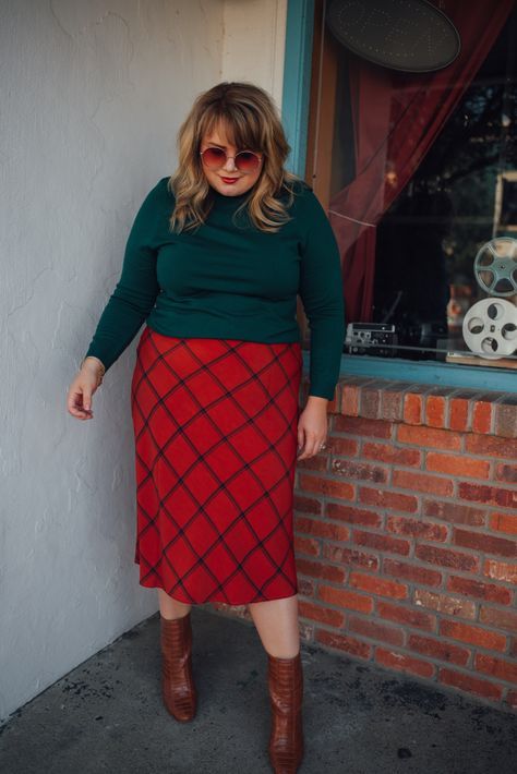 Winter Skirt Plus Size, Christmas Outfits Women Plus Size, Winter Skirt Outfit Plus Size, Christmas Cocktail Outfit, Plus Size Plaid Skirt Outfit, Christmas Plus Size Outfits, Yule Outfits, Christmas Outfit Plus Size, Plus Size Preppy Outfits