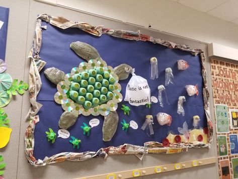 41 Unique Ideas For Ocean-Themed Bulletin Boards - Teaching Expertise Recycled Ocean Art Projects, Ocean Display Classroom, Recycle Classroom Ideas, Earthday Recycled Projects, Recycled Ocean Crafts, Ocean School Project, Recycled Ocean Art, Earth Day Projects Recycled, Preschool Recycling Activities