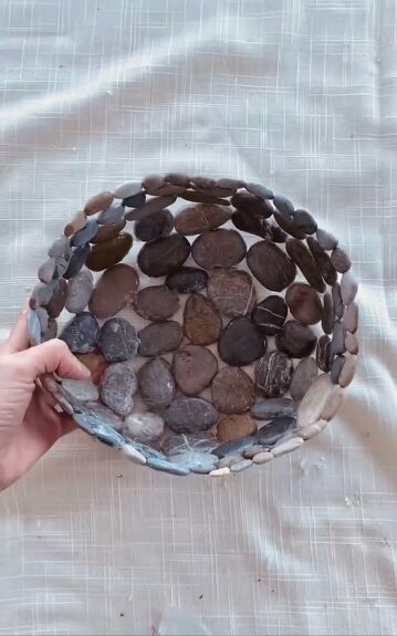 This is a guide to making a DIY pebble bowl. Learn how to make this decorative bowl out of pebbles with this step-by-step tutorial. Pebble Bowl, River Rock Crafts, How To Make Rocks, Diy River Rock, Rock Crafts Diy, Diy Rock Art, Diy Bowl, Plant Pot Covers, Silicone Molds Baking