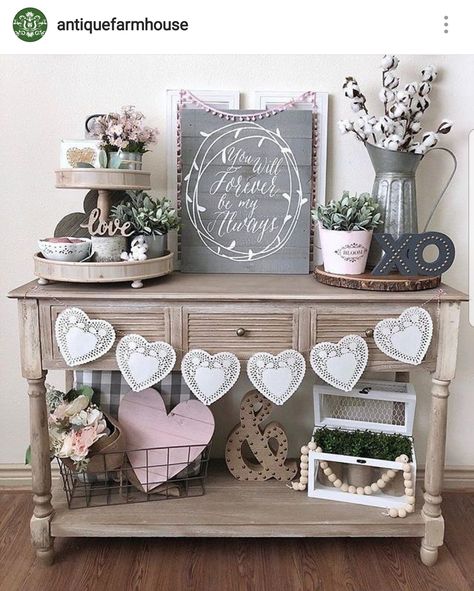 Farmhouse Valentine's Day entryway table Farmhouse Valentine Decor, Saint Valentin Diy, Valentines Bricolage, Diy Valentine's Day Decorations, Rustic Valentine, Tafel Decor, Entryway Table Decor, Diy Valentines Decorations, Deco Originale