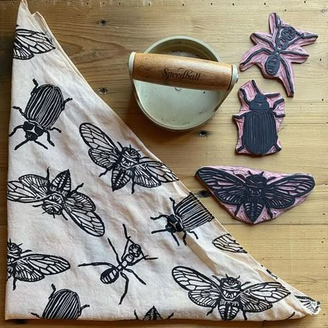 Maude Forbid on Instagram: "“All the Bugs” is definitely a personal fave, but not a shop fave for some crazy reason!?! Maybe people don’t want to wear some crawly bugs around their neck? 😂😂😂 🤔 This one is on its way to its new home, I was so happy to print these lil’ buggies for some cicada lover out there 💜💜💜 #blockprinting #blockprintedfabric #buglover #cicada #handprintedfabric #handprinted #blockprinted #blockprint #handmadeshop #handmadegifts #handmadegiftsarethebest #makersmovement Printmaking Projects, Bug Print, Linoleum Print, Lino Art, Hand Carved Stamps, Stamp Carving, Linocut Art, Handmade Stamps, Hand Printed Fabric