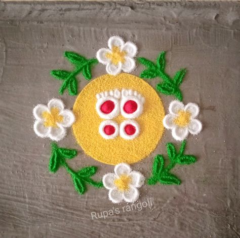 Laxmi padam rangoli Laxmi Pagla Rangoli, Simple Round Rangoli Design, Sun Rangoli, Diwali 2024, File Decoration, Dot Rangoli, File Decoration Ideas, Rangoli Designs Simple Diwali, Easy Rangoli Designs Diwali