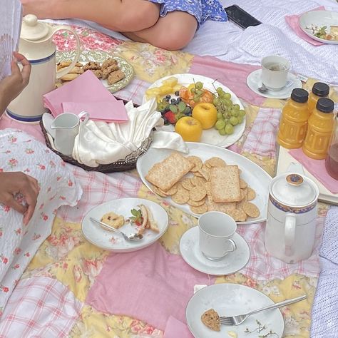 Picnic Tea Party, Tea Party Princess, Tea Party Picnic, Aesthetic Birthday Party, Midsummer Nights Dream Party, Fairy Princess Birthday, Royalcore Aesthetic, Romantic Tea, Birthday Party Idea