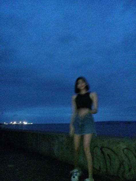 Aesthetic night Short Hair Blurry Pics, Blurry Aesthetic Girl Short Hair, Aesthetic Short Hair Girl, Aesthetic Short Hair, Face Blur, Blurry Pics, Curly Girl Hairstyles, Funny Animal Jokes, Hair Girl