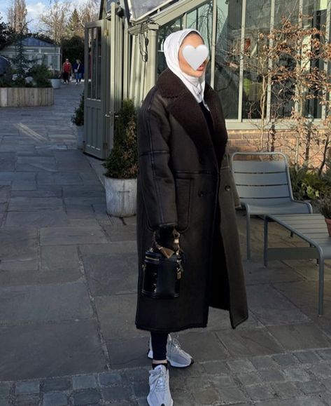 Kuwaiti Winter Outfit, Kuwaiti Hijab Outfit, Kuwaiti Girl, Girls Winter Outfits, Chanel Fragrance, Hijabi Fits, Winter Travel Outfit, Trench Coat Outfit, Ootd Winter