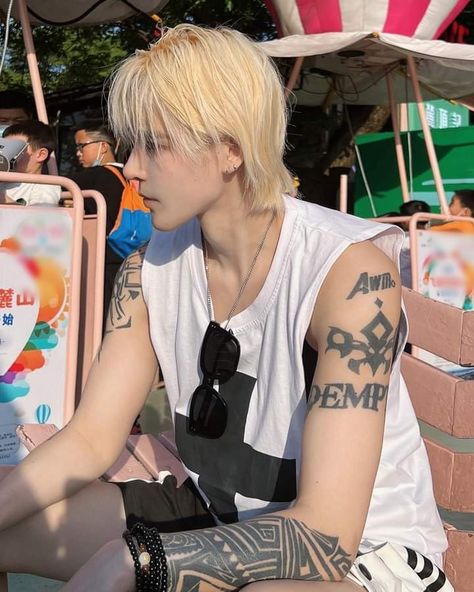 FB: WeianVann_cosplay | IG: @weian_vann Weian Vann, White Hair Men, Summer Trip, Ulzzang Boy, Gender Identity, Pretty Men, White Hair, Face Claims, Mens Hairstyles