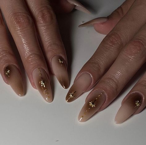 Aura Nails With Gold Chrome, Blue Pastel Aesthetic Korean, Brown Aura Nails, White Aesthetic Korean, Blue Pastel Aesthetic, Earthy Nails Acrylic, Citycore Aesthetic, Makeup 2023, Biab Nails