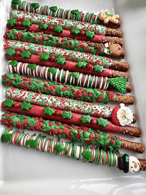 Christmas School Party, Chocolate Covered Pretzels Christmas, Decorated Pretzels, Gift Box For Christmas, Christmas Candy Bar, Christmas Pretzels, School Party Favors, Party Favors Christmas, Pretzel Cookies