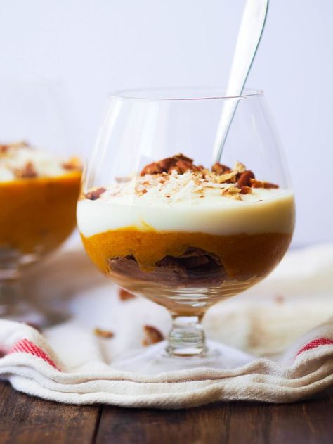 Whip up this vegan pumpkin pie parfait! The bottom layer is a buttery whole grain crust, then topped with creamy pumpkin coconut filling, and served with a dollop of coconut yogurt, drizzle of maple syrup and crunchy toasted pecans! #thanksgiving #holiday #holidayrecipe #vegan #healthy #healthyrecipe #yogurt #dessert #healthydessert #fall #pumpkin #pumpkinspice Pumpkin Pie Parfait, Vegan Pumpkin Cheesecake, Pumpkin Chia Pudding, Friendsgiving Potluck, Healthy Pumpkin Dessert, Paleo Pumpkin Pie, Vegan Pumpkin Pie, Pumpkin Pie Bars, Pumpkin Desserts