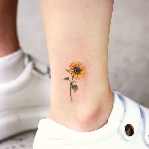 Small Sunflower Tattoo, Henne Tattoo, Small Sunflower, Small Meaningful Tattoos, Inspiration Tattoos, Gorgeous Tattoos, Sunflower Tattoos, Butterfly Tattoos, Sunflower Tattoo Design