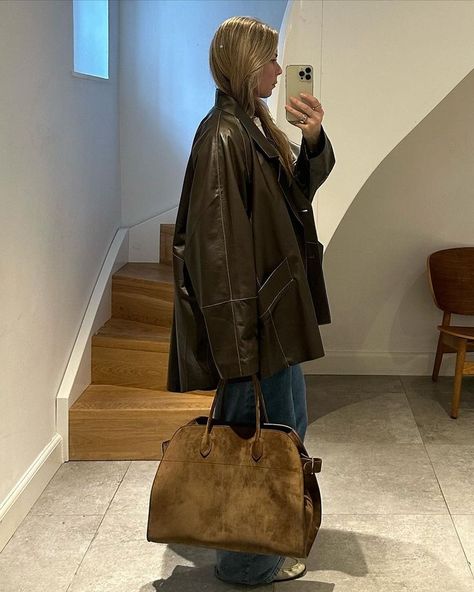 Suede Bag Outfit, Autumn Looks, Jacket Outfit Women, Fashion Newsletter, Fall Winter Trends, Suede Bag, Leather Jacket Outfits, Winter Mode, Style Inspiration Fall