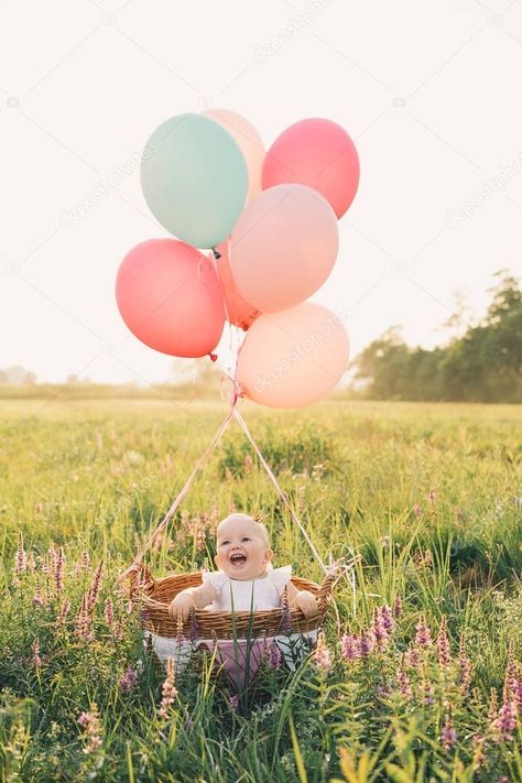 Basket With Balloons, Baby Picture Ideas, 6 Month Baby Picture Ideas, Baby Birthday Photoshoot, Baby Milestones Pictures, 1st Birthday Pictures, Baby Fotografie, 1st Birthday Photoshoot, First Birthday Pictures