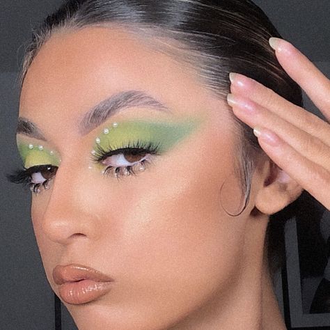 green makeup, green eyeshadow, pearl makeup, euphoria makeup Euphoria Green Makeup, Euphoria Makeup Green, Euphoria Green, Maddy Euphoria Makeup, Maddy Euphoria, Goth Eye Makeup, Burgundy Makeup, Euphoria Makeup, Amazing Halloween Makeup