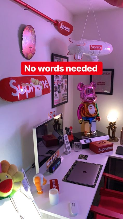 Hypebeast Gaming Setup, Hype Beast Office, Hypebeast Desk, Hypebeast Room Girl, Bearbrick Design, Hype Beast Room Decor, Hype Room, Man Room Design, Hypebeast Room Ideas