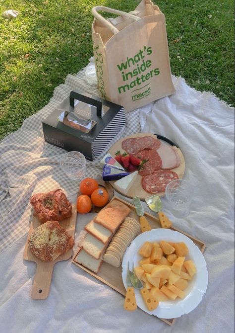 Friends Cottagecore, Minimalist Kawaii, Picnic Date Food, Sky Scenery, Picnic Inspo, Winter Picnic, Grass Tree, Food Bread, Books Open