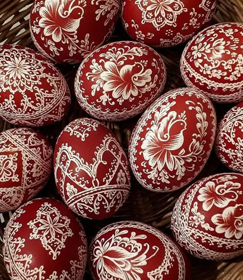 Easter Egg Designs Patterns, Russian Easter Eggs, Pysanky Eggs Pattern, Creative Easter Eggs, Ukrainian Eggs, Egg Shell Art, Easter Egg Art, Carved Eggs, Pysanky Eggs