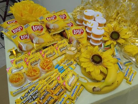 Colour Board Party Food, Yellow Color Basket Party, Yellow Themed Food Board, Color Party Yellow Food, Yellow Party Food Snacks, Yellow Party Snacks, Color Party Yellow Ideas, Colour Platter Party, Yellow Color Party Food Ideas