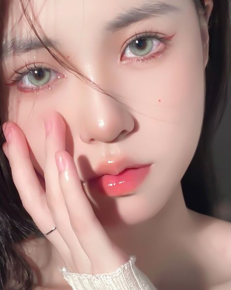 Close Up Reference Pose, Close Up Face Reference, Manip Reference, Close Up Reference, Realism References, Illusion Paintings, Close Up Faces, Portrait Reference, Grp Ports