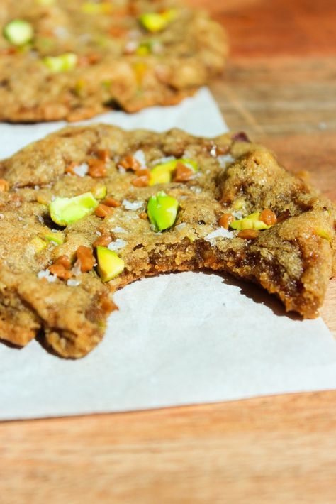 Salted Pistachio Toffee Cookies - Taffey Bakery Pistachio Toffee Cookies, Honey Pistachio Cookies, Pistachio Toffee, Taffey Bakery, Best White Chocolate, Crispy Chocolate Chip Cookies, Eggless Chocolate Chip Cookies, Flakey Salt, Pistachio Cookies