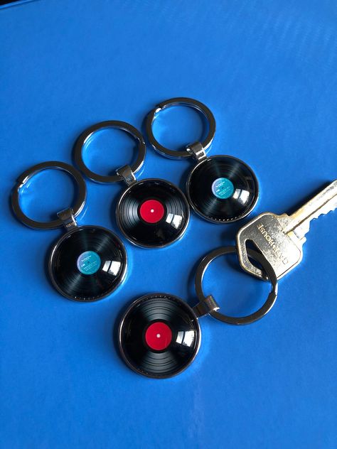 Your basic keychain.... but this one is made for the vinyl-junkie! Music Merchandise Ideas, Keychain Essentials, Vinyl Keychain, Keychain Aesthetic, Cool Keychains, Retro Gadgets, Closet Accessories, Bestest Friend, Gifts Fo