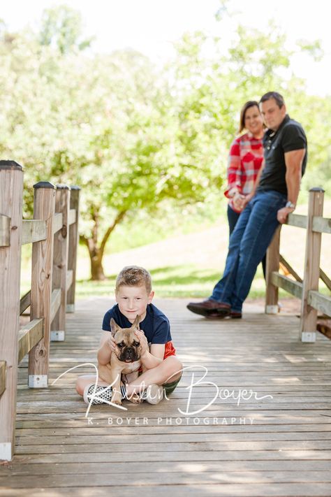 Photos With Your Dog, Dog Family Pictures, Maternity Photography Tips, Fall Photoshoot Family, Outdoor Family Photoshoot, Studio Family Portraits, Cute Family Photos, Family Portrait Poses, Photos With Dog