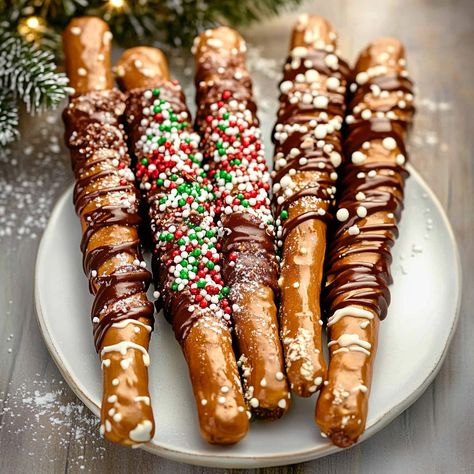 INCREDIBLE holiday treats that look like they're from a gourmet bakery! Chocolate-dipped, sprinkle-covered & gift-ready. Perfect for cookie exchanges! Pretzel Rods Dipped Recipe, Christmas Pretzel Rods, Pretzel Rods Recipe, Pretzel Rods Dipped, Pretzel Dip Recipes, Christmas Pretzel, Dipped Pretzel Rods, Christmas Pretzels, Gourmet Bakery