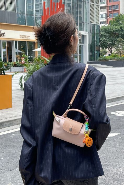 This is much more convenient Pink Longchamp Bag Outfit, Mini Longchamp Bag Outfit, Pink Longchamp Bag, Longchamp Bag Outfit, Mini Bag Outfit, Handbag Aesthetic, Dark Neutrals, Longchamp Mini, Longchamp Bag