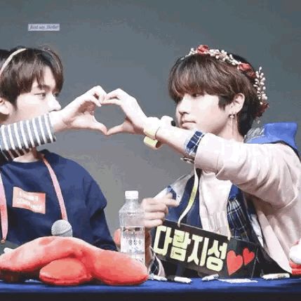 Stray Kids Minsung Ship Minho and Jisung finger heart Baby Squirrel, Best Duos, Real Couples, Fan Fiction, Our Story, Crazy Kids, Read News, K Idols, Lee Know