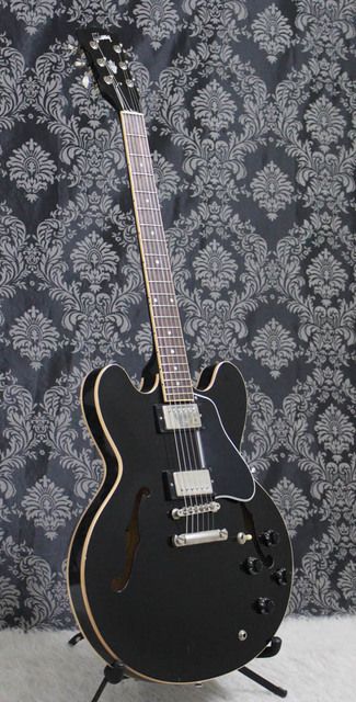 2001 Gibson ES335 Ebony Gibson Les Paul Slash, Slash Les Paul, Famous Guitarists, Guitar Pics, Gibson Custom Shop, Les Paul Standard, Gibson Les Paul, Les Paul, Guitarist