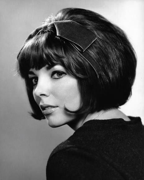 Dame Joan Collins, 1960s Hair, 60s Hair, Joan Collins, 1960s Fashion, Vintage Hairstyles, Vintage Beauty, Hair Dos, Classic Hollywood