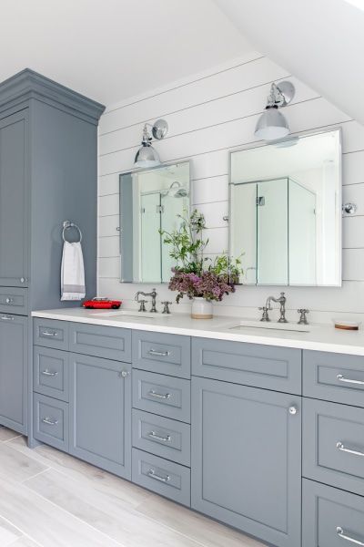 Port Washington NY Home Renovation With Traditional Design Best Bathroom Paint Colors, Makeover Kamar Mandi, Large Bathroom, Gray Cabinets, Bad Inspiration, Bathroom Paint Colors, Grey Bathrooms, Bathroom Renos, Bathroom Remodel Master