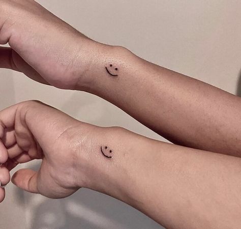 Matching Little Smiley Tattoos Smiley Tattoos, 3 Best Friend Tattoos, Tattoos For Friends, Tattoos Baddie, Matching Disney Tattoos, Small Best Friend Tattoos, Cute Best Friend Tattoos, Emoji Tattoo, Matching Tats