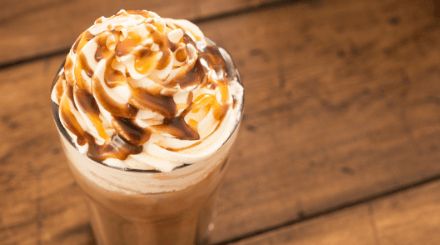 Mud Slide Drink Recipe, Iced Mocha Coffee, Mocha Recipes, Coffee Protein Smoothie, Mocha Smoothie, Javy Coffee, Caramel Ice Cream Topping, Salted Caramel Mocha, Caramel Mocha