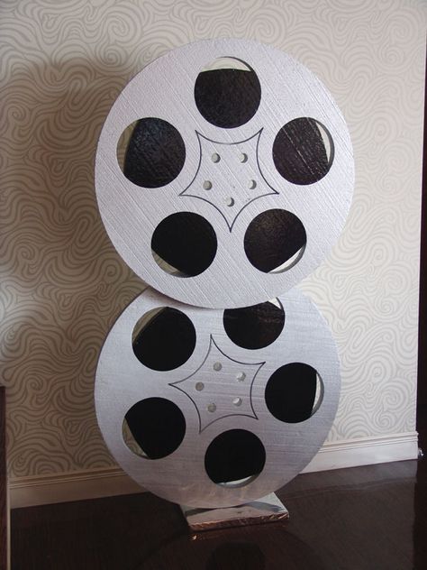 Hollywood large film reel decorations Hollywood Decorations, Old Hollywood Prom, Oscars Theme Party, Oscars Party Ideas, Hollywood Party Decorations, Red Carpet Theme, Hollywood Birthday, Party Sleepover, Hollywood Night