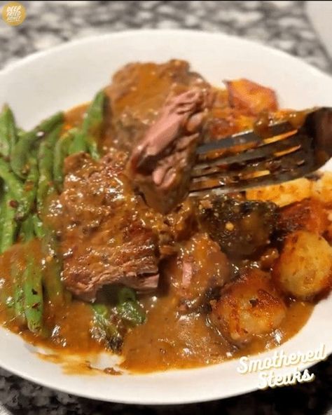 Smothered Steaks • deepfriedhoney Smothered Steak And Gravy, Beef Recipes Easy Dinners, Smothered Steak, Steak And Gravy, Steak In Oven, Ny Strip Steak, Diner Recipes, Recipes Main Dishes, Meat Recipe