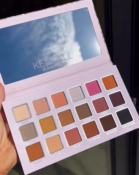 The #Eyeshadow Palette 🚨 Round 2!!! 💜🌸 NEW! Kendall X Kylie 2.0 Collection #kyliecosmetics Includes: Lip Gloss Blush & Highlighter… Kylie Jenner Palette, Kylie Jenner Collection, Kylie Jenner And Kendall Jenner, Kylie Eyeshadow Palette, Kylie Palette, Kylie Cosmetics Eyeshadow, Kendall Jenner Makeup, Kylie Makeup, Kylie Baby