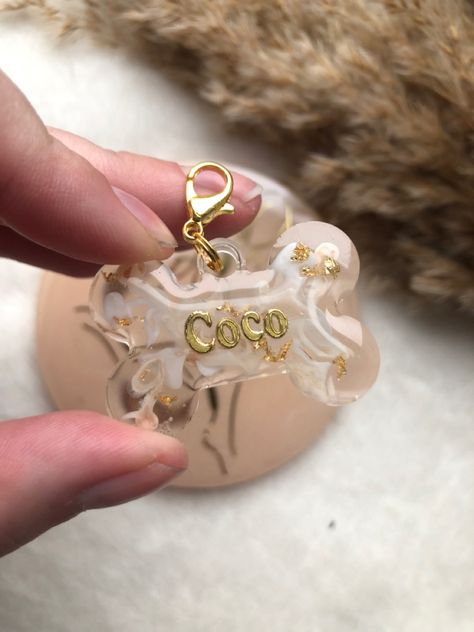 Resina Epoxi Ideas, Resin Pet Tag, Resin Dog Tags, Id Tags For Dogs, Dog Accesories, Epoxy Resin Diy, Puppy Accessories, Diy Resin Projects, Resin Jewelry Diy