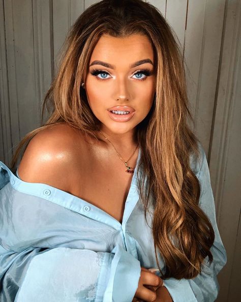 2,211 Likes, 161 Comments - 𝐑𝐀𝐂𝐇𝐄𝐋 𝐋𝐄𝐀𝐑𝐘 (@rachleary) on Instagram: “heard you missed me..💙 . always get questions about my tan, recently my go-to is the…” Rachel Leary, Tanning Mousse, Side Bangs, Soft Curls, Beauty Guru, Fish Tail Braid, Eyebrow Makeup, Hair Goals, Straight Hairstyles