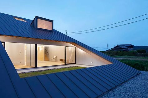 Modern house in Japan has a climbable roof - Curbed Japanese Modern House, Modern Japanese House, Sloped Roof, Houses In Japan, Architecture Sketchbook, Roof Architecture, Oita, House Architecture, Glass Roof