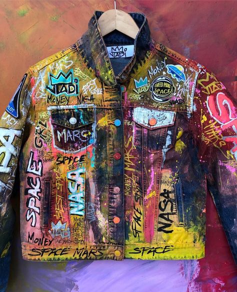 Jacket Art Design, Spray Painted Jacket, Painted Jacket Ideas, Painted Jean Jacket Ideas, Denim Jacket Painted, Space Punk, Nasa Clothes, Custom Jean Jacket, Jaket Denim