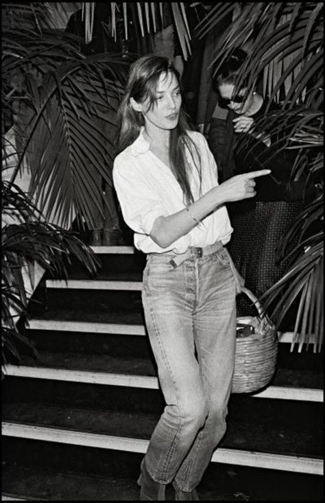 Jane birkin style ... Jane Birkin Aesthetic, Jane Birken, Celebrity Jeans, Jane Birkin Basket, Jane Birkin Style, Bianca Jagger, Francoise Hardy, Woman Walking, 여름 스타일