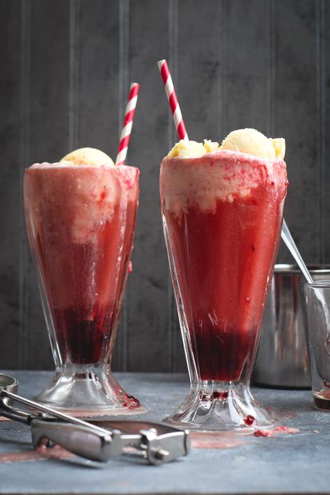 cherry float Cherry Coke Float, Float Ice Cream, Cherry Float, Smoothie Party, Scream Vintage, Soda Ice Cream, Float Recipes, Soda Floats, Sweet Smoothies