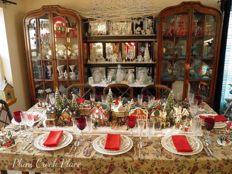 Village Tablescape, Christmas Village Table, Entrance Decor Ideas, Xmas Decor Ideas, Decor Entrance, Christmas Tree Village, Mug Ideas, Diner Table, Christmas Village Sets