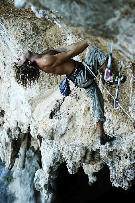 Chris Sharma, Kalymnos. Photo – Mountain.RU Chris Sharma, Kalymnos Greece, English Photo, Climbing Outfit Woman, Climbing Outfits, Trad Climbing, Vegas Travel, Sport Climbing, Nature Mountains