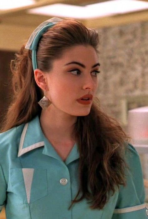 Shelly Johnson Twin Peaks, Shelly Twin Peaks, Twin Peaks Costume, Shelly Johnson, Donna Hayward, Fashion Decades, Laura Palmer, Ginger Girls, Twin Peaks