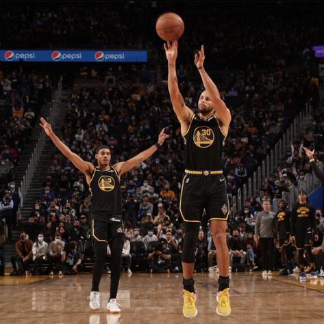 Curry Icon, Splash Bros, Stephen Curry Photos, Football Helmet Design, Curry Pictures, Curry Wallpaper, Curry Nba, Stephen Curry Basketball, Stephen Curry Pictures